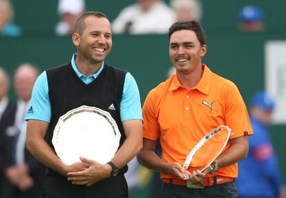 Sergio García y Rickie Fowler, con sus premios como segundos clasificados.