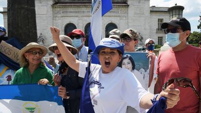 Ativistas se manifestam contra o regime de Ortega em Washington.