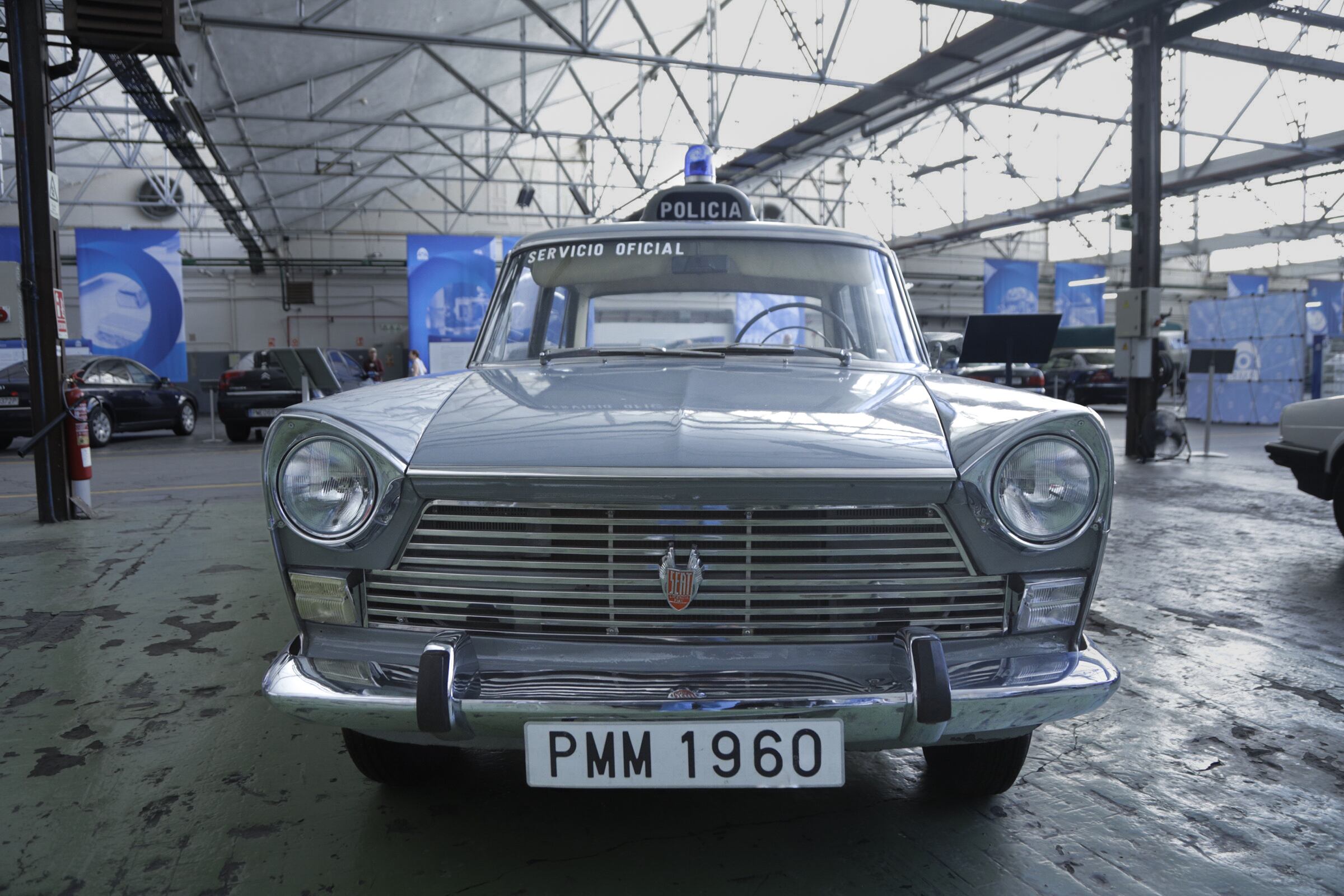 Un coche de la Policía, en la exposición de los 90 años del Parque Móvil del Estado.