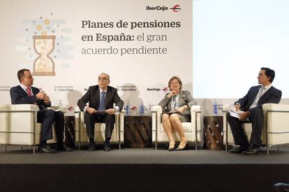 Los participantes del panel "Previsión social y plan de empleo". De izquierda a derecha: José Antonio de Paz, subdirector general de Planes y Fondos de Pensiones en la Dirección General de Seguros y Fondos de Pensiones del Ministerio de Economía, Industria y Competitividad; Pilar González de Frutos, presidenta de UNESPA; Rodrigo Galán, director del grupo finaciero de Ibercaja Banco (moderador); Ángel Martínez-Aldama, presidente de INVERCO.