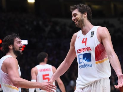 Llull i Pau Gasol, en el partit contra Grècia.