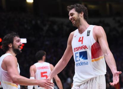 Llull i Pau Gasol, en el partit contra Grècia.