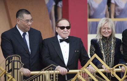 Sheldon Adelson (c), su mujer Miriam y el jefe ejecutivo de Macao, Fernando Chui Sai On