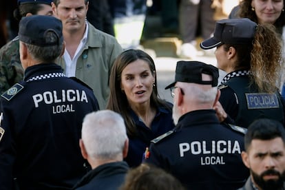 La reina Letizia saluda a los agentes de la Policía Local de Chiva.