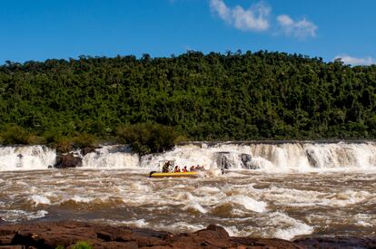 Una embarcación en el salto de Yucumã (Brasil).