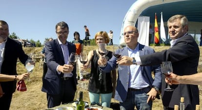 El presidente de la Diputaci&oacute;n de Ourense, Manuel Baltar, durante un brindis en la presentaci&oacute;n de 20 etapa de la Vuelta Ciclista a Espa&ntilde;a 2014.