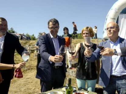 El presidente de la Diputación de Ourense, Manuel Baltar, durante un brindis en la presentación de 20 etapa de la Vuelta Ciclista a España 2014.