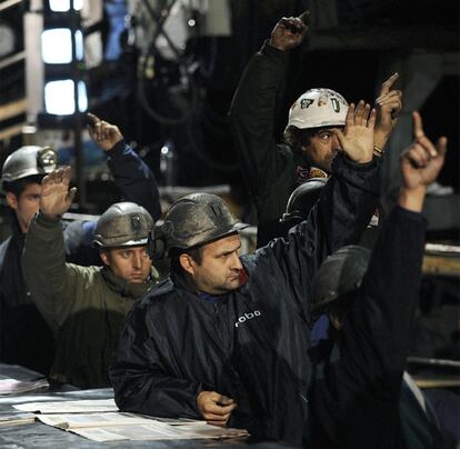 Los trabajdores levantan la mano y deciden sobre una propuesta en su octavo día de encierro para protestar por el fin de las ayudas al sector
