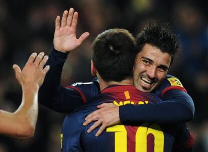 Messi felicita a Villa por su gol.