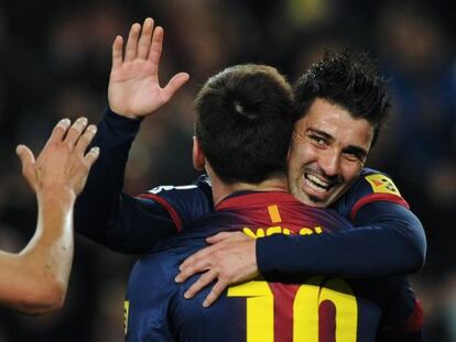 Messi felicita a Villa por su gol.