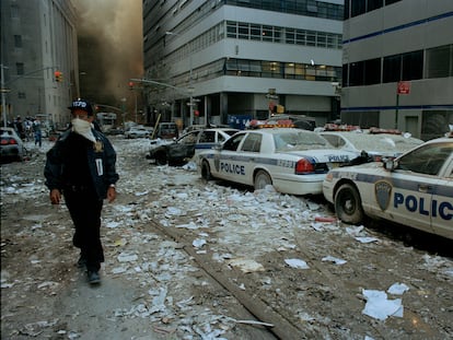 Los policías caminaban entre los escombros tras el derrumbe de las Torres Gemelas, el 11 de septiembre de 2001.