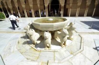 El Patio de los Leones, el más conocido de la Alhambra de Granada y símbolo de la riqueza decorativa y del complejo hidráulico del recinto, tras su reapertura hoy al público después de una laboriosa restauración. EFE/Archivo