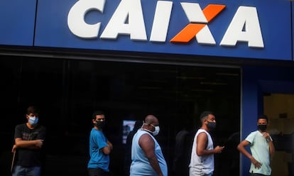 Fila em agência da Caixa no Rio de Janeiro.