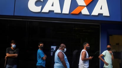 Fila em agência da Caixa no Rio de Janeiro.