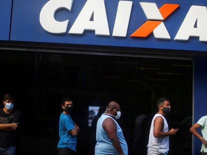 Fila em agência da Caixa no Rio de Janeiro.