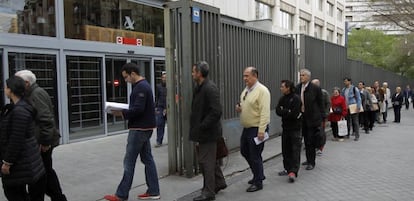 Ciudadanos hacen cola hoy en la oficina de la Agencia Tributaria de Guzm&aacute;n El Bueno de Madrid.
