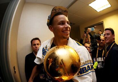 Stephen Curry con la copa de campeón de la NBA