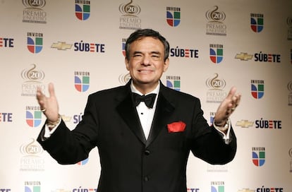 El cantante mexicano José José posa durante la vigésima entrega de los Premios Lo Nuestro, el 21 de febrero de 2008 en el American Airlines Arena, en Miami, Florida (EE UU).
