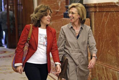 Soraya Sáenz de Santamaría (PP) y Rosa Díez (UPyD), en un pasillo junto al hemiciclo del Congreso.