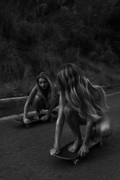 Dos amigas de la fotógrafa bajan en skate hacia la playa.