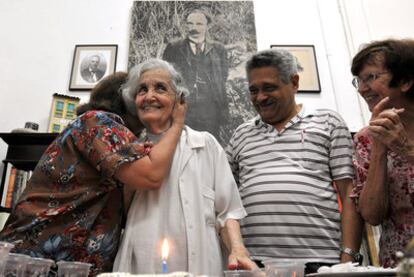 Fina García Marruz recibe la felicitación de sus compañeros de oficina en La Habana tras conocer la noticia del premio.