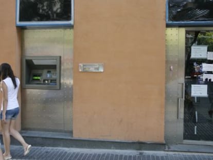 Una oficina del BBVA cerrada en Madrid. 