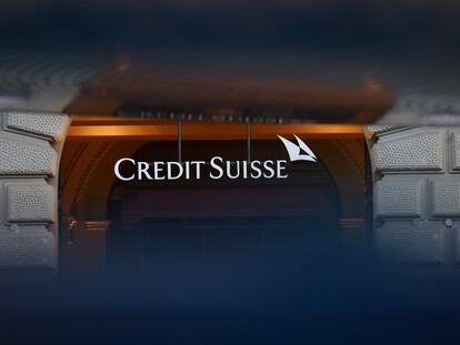 Logo de Credit Suisse en su sede de Zurich, en Suiza.