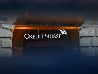 Logo de Credit Suisse en su sede de Zurich, en Suiza.