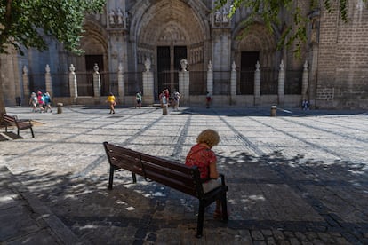 Una mujer se protege del sol a la sombra, este lunes en Toledo.