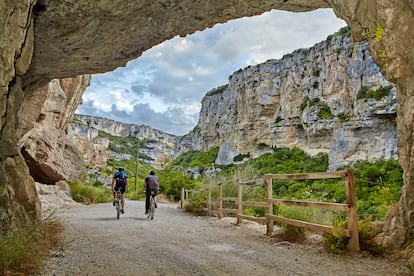 La foz de Lumbier se puede recorrer a pie, en bici, con carrito de bebé o en silla de ruedas. Un sendero llano discurre por las antiguas vías del tren eléctrico Irati que unía Pamplona con Sangüesa.