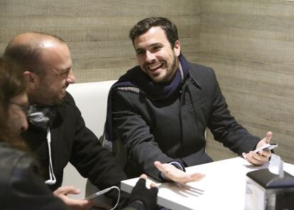 El candidato de IU a la presidencia del Gobierno, Alberto Garz&oacute;n, conversa en una cafeter&iacute;a de Zaragoza antes de presentar un dec&aacute;logo para la paz y la seguridad humana.