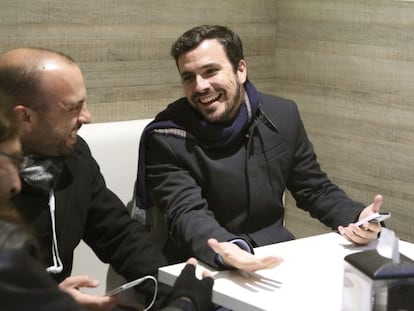 El candidato de IU a la presidencia del Gobierno, Alberto Garz&oacute;n, conversa en una cafeter&iacute;a de Zaragoza antes de presentar un dec&aacute;logo para la paz y la seguridad humana.