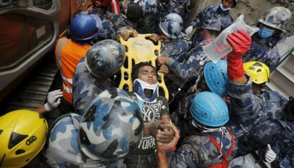 Momento del rescate de Pama Lama, un joven que ha pasado cinco días bajo los escombros tras el terremoto que ha asolado Katmandú, Nepal.