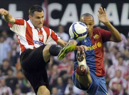 Orbaiz disputa la pelota con Henry.