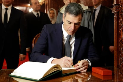 El presidente Pedro Sánchez firma el libro de visitas en el Mausoleo Mohamed V en Rabat.