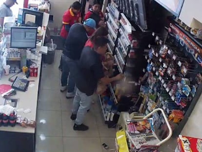 Una cámara de seguridad capta a personas saqueando una tienda de conveniencia.