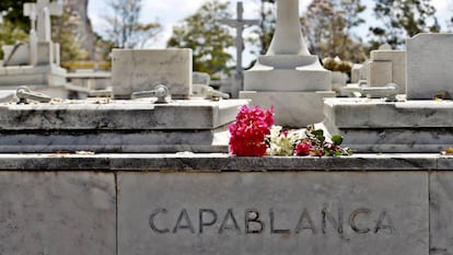 Tumba del ajedrecista José Raúl Capablanca, en el cementerio Colón de La Habana.