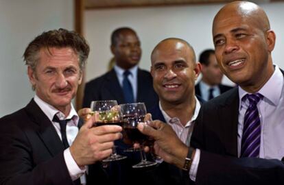 El actor Sean Penn junto al ministro de Relaciones Exteriores de Haití, Laurent Lamothe, y al presidente del país, Michel Martelly, el 31 de enero de 2012.