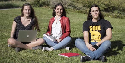 De izquierda a derecha: Paula Pérez Cosín, que cursa Administración y Dirección de Empresas en la UNED; Rocío Otero, alumna de doble grado de la Complutense; y David Godoy, que estudia Desarrollo de Videojuegos, también en la UCM.