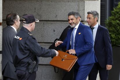 El diputat del PP Juan José Cortés (al centre) arribant al Congrés.