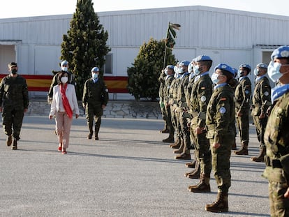 La ministra de Defensa, Margarita Robles, pasa revista a los 'cascos azules' españoles en la base Miguel de Cervantes en Líbano.