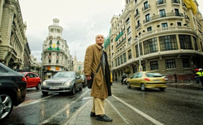 El pintor Antonio López posa en el lugar dónde pintó su cuadro de la Gran Vía.