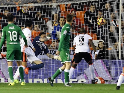 Mangala marca el gol del Valencia.