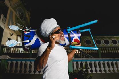 Brown canta enquanto posa para as fotos do EL PAÍS, no Candeal, em Salvador.