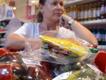 Una mujer espera en un supermercado 