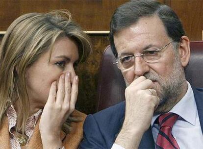 El líder de la oposición, Mariano Rajoy, conversa con Soraya Sáenz de Santamaría durante la intervención de Zapatero
