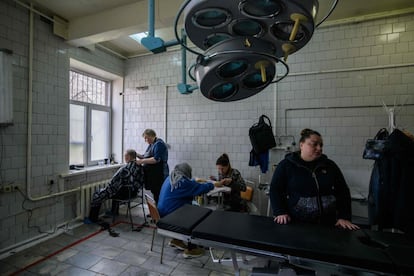 Personas desplazadas por la guerra en Ucrania y voluntarios recibían cortes de pelo y manicura el sábado en una antigua maternidad convertida en refugio para desplazados internos, en Dnipró, en el este de Ucrania.