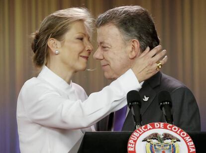 Juan Manuel Santos y su esposa, María Clemencia Rodríguez, tras la comparecencia posterior al anuncio del galardón, este viernes.