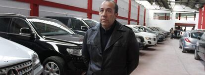 Juanjo López, propietario de la empresa J. L. Automóviles, en la nave.