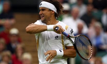 David Ferrer devuelve una bola durante el partido